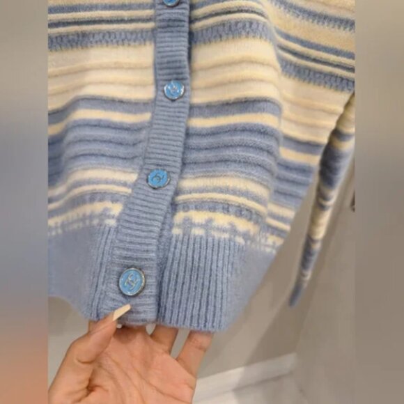 CHANEL Women's Blue and Cream Cardigan - Picture 4 of 10
